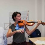 francesca durante una lezione di violino